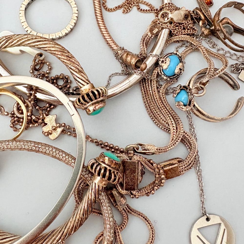 Plusieurs bijoux fantaisie ternis qui attendent leur réparation bijou.