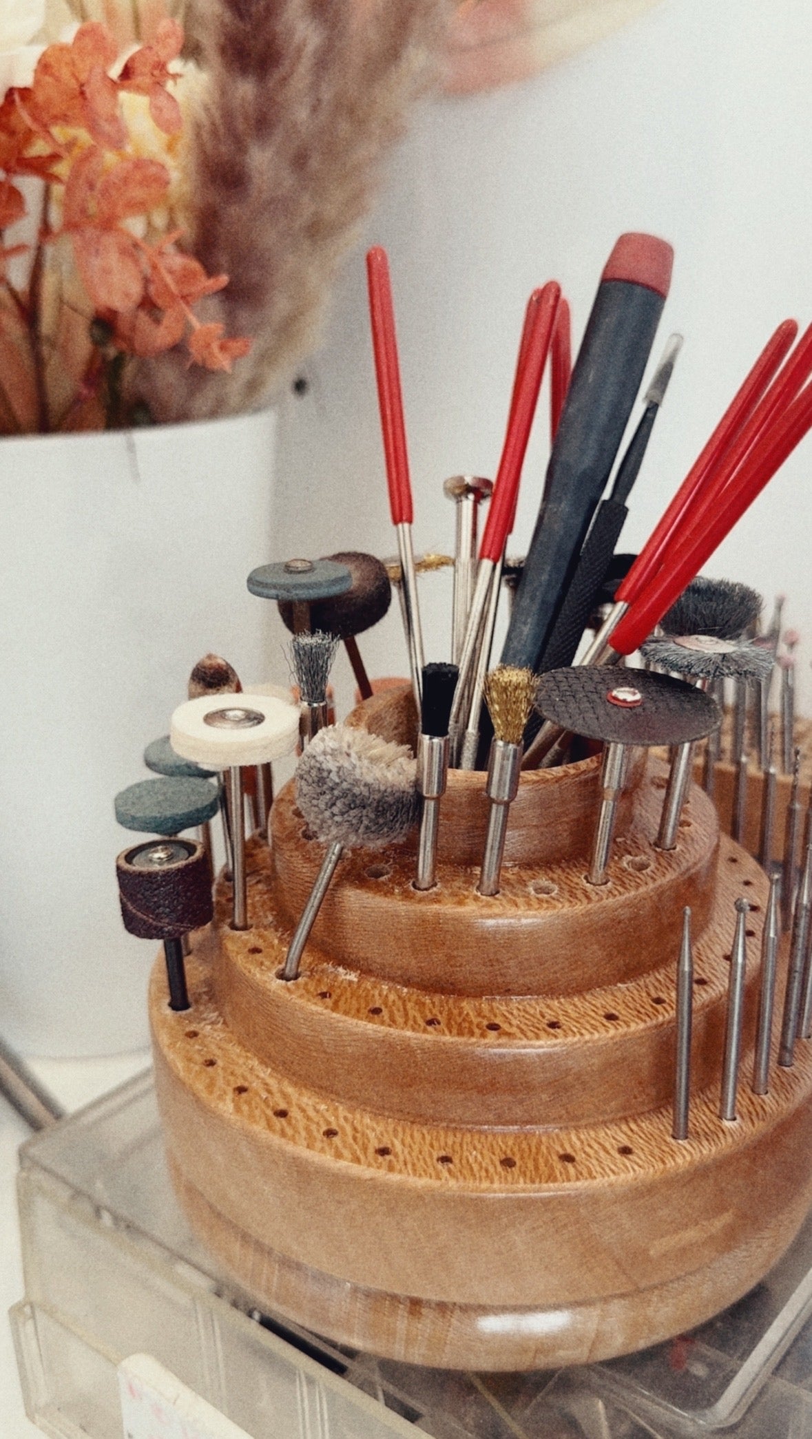 Gros plan sur un portant d'outils dédiés à la réparation de bijoux