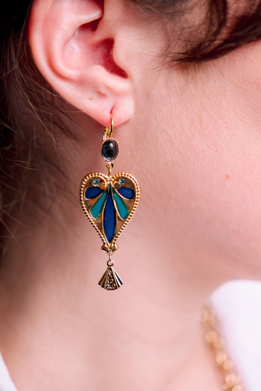 Pose de résine colorée sur bijoux : l’expertise RESTOR