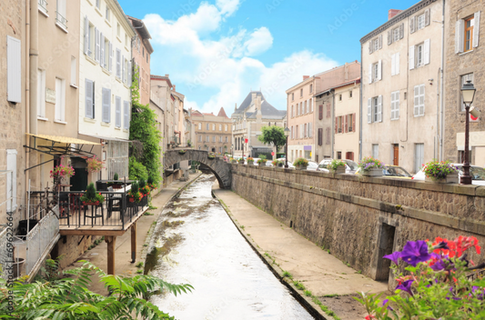 Photographie de la ville de Montbrison pour indiquer la ville où Restor réparent les bijoux