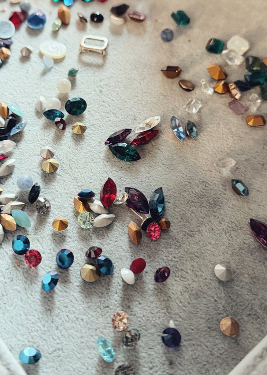 Pierre, strass ou cristal : quelles différences et comment les remplacer ?