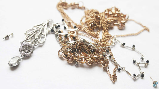 Les 5 erreurs qui abîment vos bijoux fantaisie (et comment les éviter)