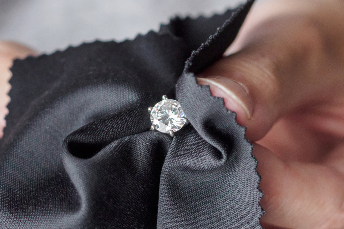 Produits Connoisseurs® : la référence pour entretenir vos bijoux fantaisie