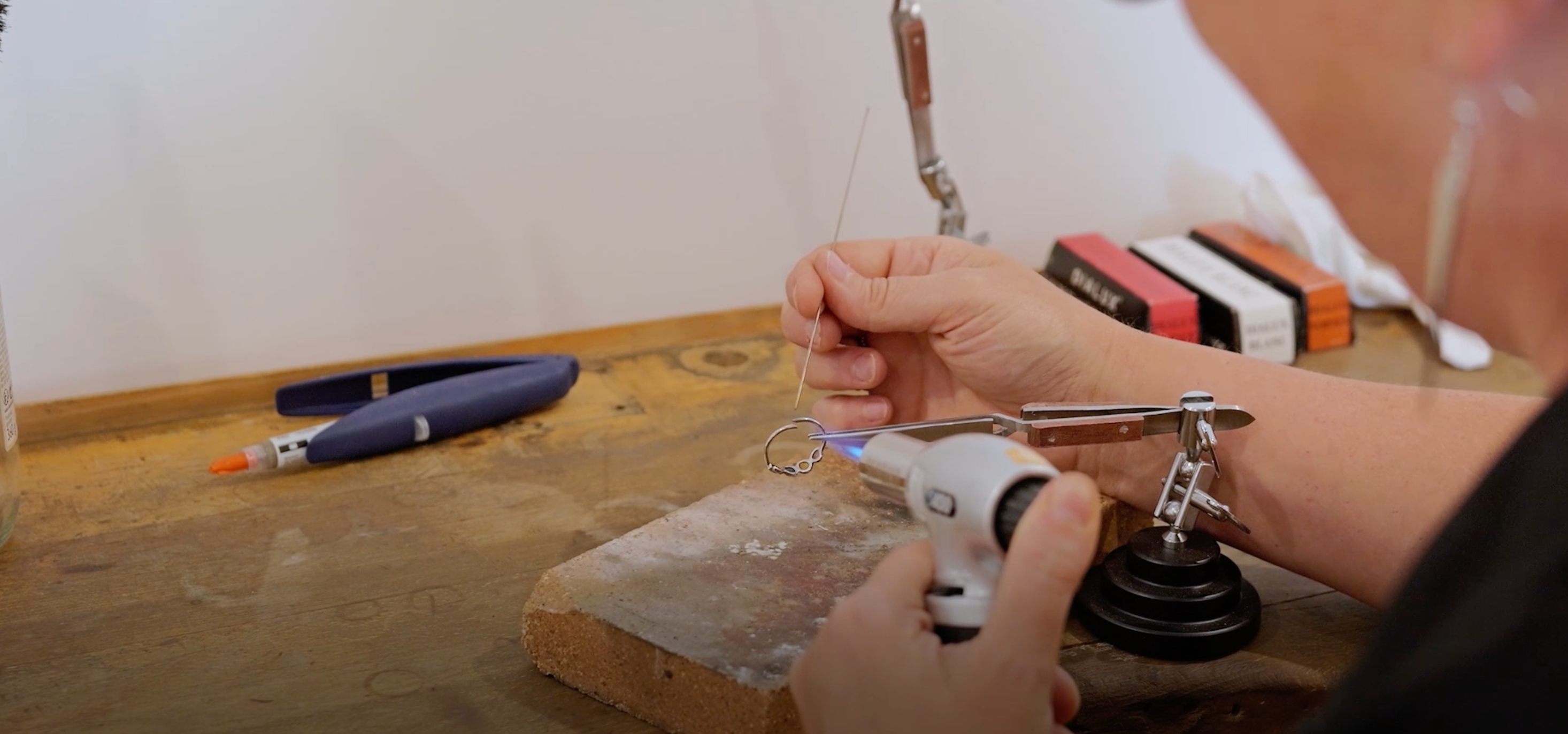 Charger la vidéo : RESTOR Bijoux, lauréat du Prix Artinov 2025, récompensé pour son innovation dans la réparation et la transformation de bijoux fantaisie