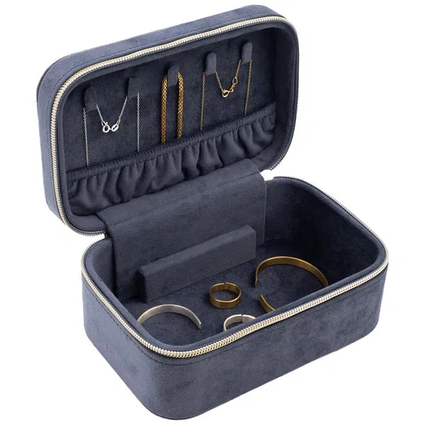 Image de la boîte à bijoux bleue rectangulaire ouverte