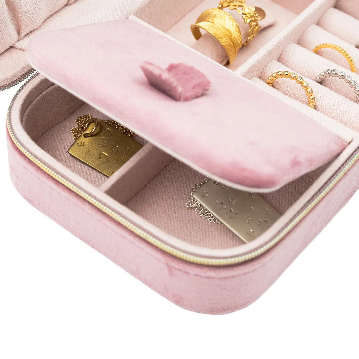 Image en gros plan de la boîte à bijoux rose rectangulaire